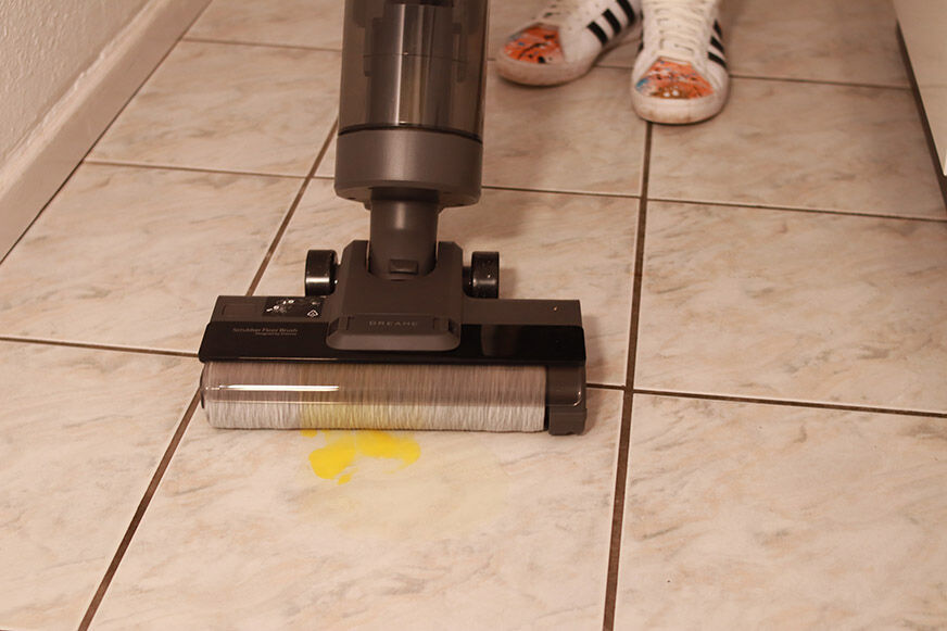 Dreame Wischsauger H11 beim Aufwischen von Ei